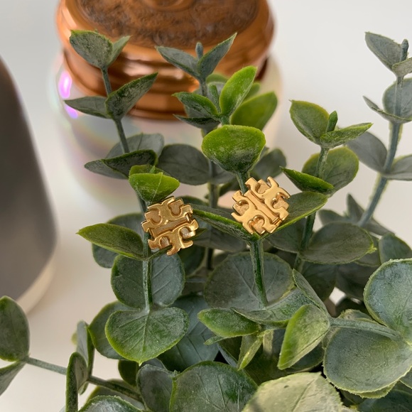 Tory Burch T Logo Small Stud Earrings - 16k gold - Picture 10 of 12